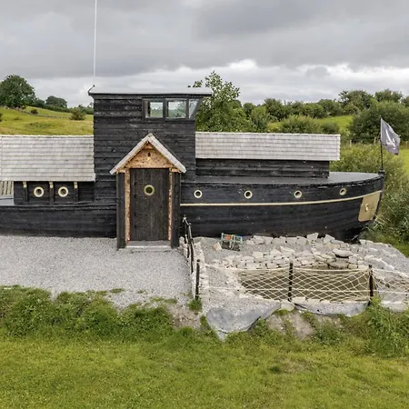 Botel The Boatel at Mayo Glamping