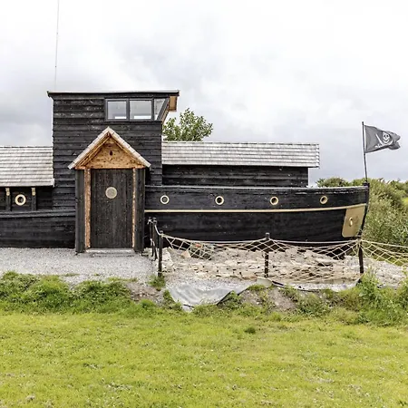 The Boatel at Mayo Glamping *